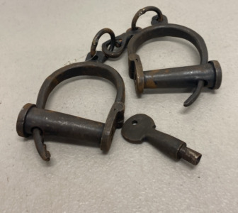 (1) Spring Lock Iron Hand Cuffs With Key
