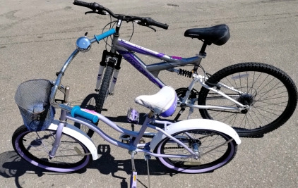 Set Of 2 Bikes Including A Women's Dyna Craft Cliff Runner And Girls Huffy Beach Cruiser