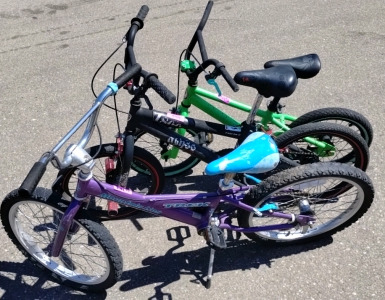 3 Sets Of Children Bikes Including A Girls Trek Mountain Lion, Kent Abyss And Green Street Bike