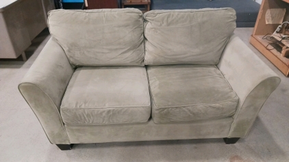 BroyHill Loveseat (Sage Green)