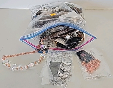 (40) pieces of fashion jewelry