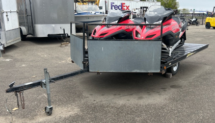 2002 YAMAHA SX70ERG & 2002 YAMAHA SVX70ER SNOWMOBILES WITH 2003 ZIEMAN TRAILER