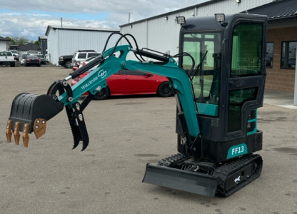 BRAND NEW MINI EXCAVATOR 1.3 TON - RUNS GREAT