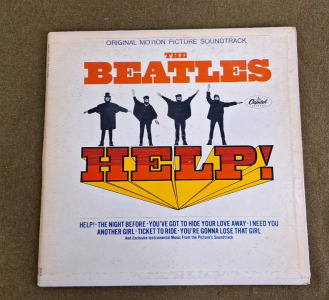(1) The Beatles - Capitol Records Vinal Album / HELP!