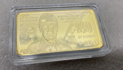 (1) Donald Trump $100 1oz Gold Plated Novelty Bar