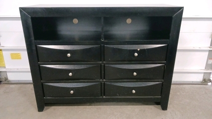 Beautiful 6-Drawer Dresser With 2-Shelves 47"&times;17"&times;36.5"