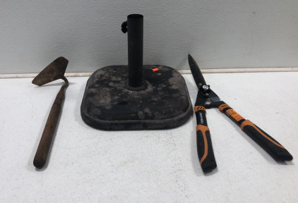 (1) Umbrella Stand (1) Gardening Hoe (1) Hedge Shears