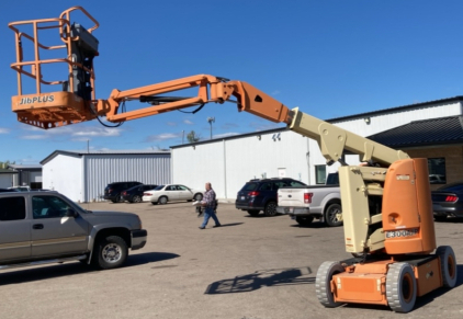 ELECTRIC MANLIFT - LONG REACH