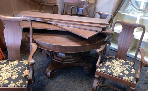 Dinning Room Table W/2 Leafs, 4Lats& 8 Chairs