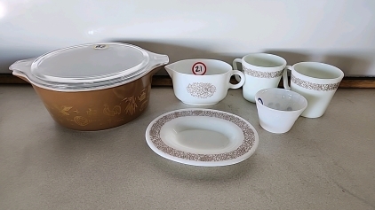 (1) Vintage Pyrex 2-1/2QT Brown Cassarole Dish With Lid (3) Vintage Pattern Pyrex Cups (1) Vintage Pyrex Tea Plate