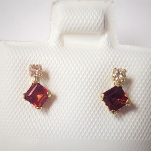 $500 10K Garnet(0.4ct) Diamond(0.06ct) Earrings