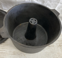 TD020 Cast Iron Dutch Oven Bundt Pan - 3