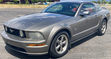 2005 FORD MUSTANG GT DELUXE - LEATHER INTERIOR!