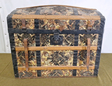 (1) Decorative, Vintage Trunk