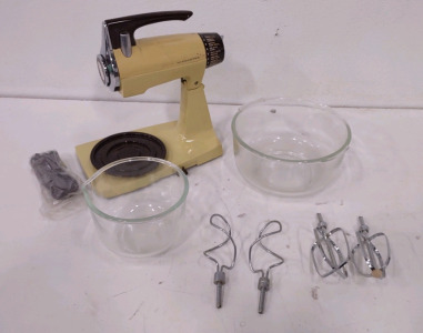 Vintage Sunbeam Mixmaster w/ Bowls