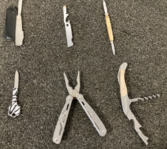 (5) Knives & cork screw