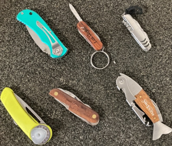(5) Knives (1) cork screw