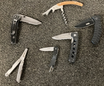 (5) Knives & Cork Screw