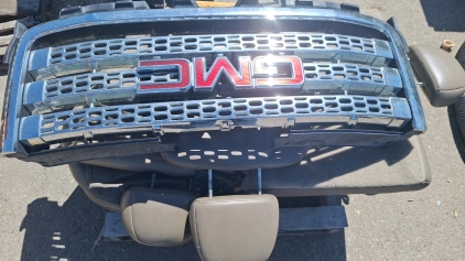 GMC Grille & 2001-2004 Ford Edcape Seats....(whole pallet).....BBFN2