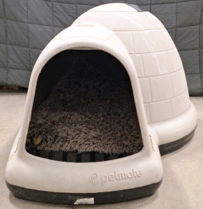 (1) Petmate Indigo, Doghouse Igloo W/Dog Bed