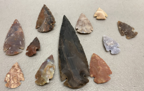 (10) Arrowheads 1.25&rdquo;-2.5&rdquo; Long (1) Large Spearpoint 4.75&rdquo; Long