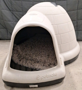 (1) Petmate Indigo, Doghouse Igloo W/Dog Bed