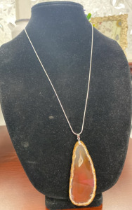 (1) 121.25 ct. Orange Stripes Agate Freaton Slice Gemstone .925 Necklace 3&rdquo; Long
