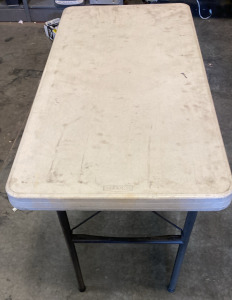 EB - Folding Table