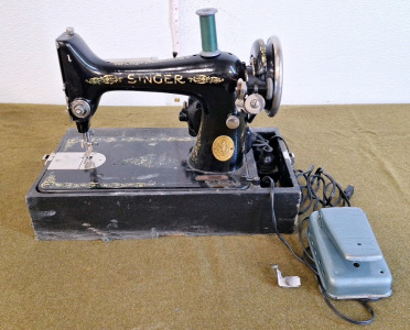 (1) Vintage, Singer Sewing Machine W/Case