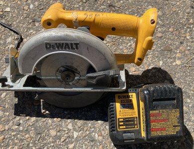 EB-DeWalt Saw w/ Battery & Charger