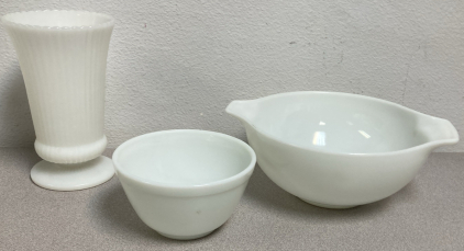 (2) Vintage Pyrex Mixing Bowls & Milk Glass Flower Vase - EB