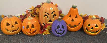 Light Up Jack-o&rsquo;-Lanterns & Autumn Garland