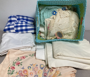 Vintage Table Cloths, Doilies & Blankets