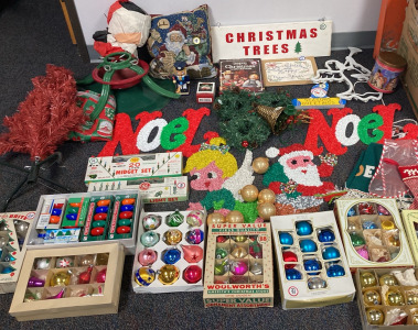 Vintage Christmas Ornaments & Decor