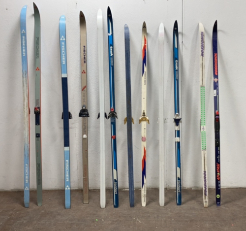 Assorted skis