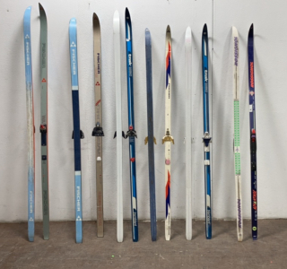 Assorted skis