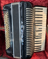 Wurlitzer Accordion W/ Case & Strap - 3