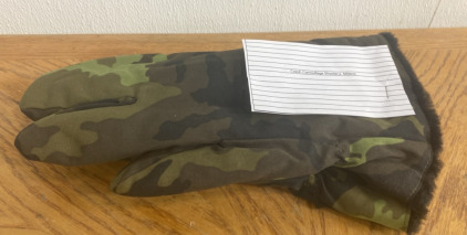 (1) Pair of Czech Camouflage Shooters Mittens