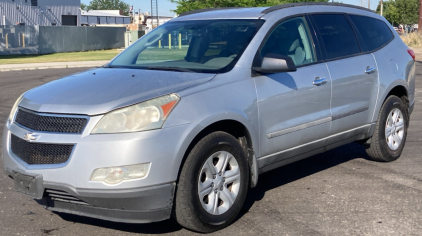 2009 CHEVROLET TRAVERSE - AWD!