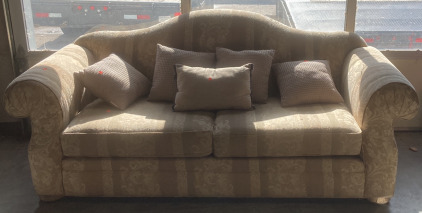 88" DECORATIVE SOFA WITH (5) THROW PILLOWS