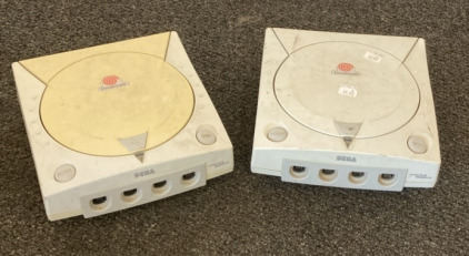 (2) Dreamcast Sega Consoles
