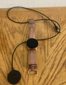 (1) Samsung Galaxie Watch Rose Gold With Charger