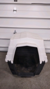 38"x28"x28" Plastic (Whit & Black) Dog House