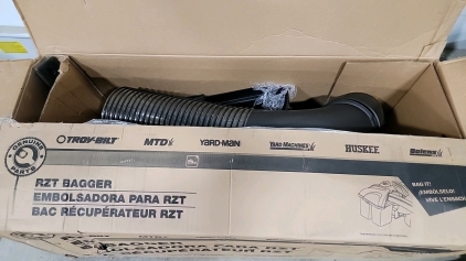 RZT leaf and debris Bagger(like new)