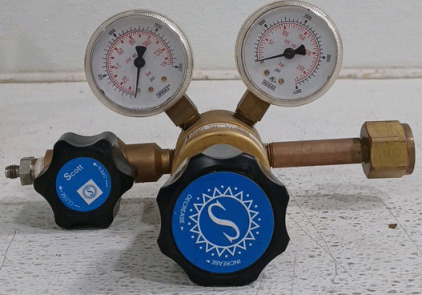 (1) Scott Specialty Gases Regulator w/ Gauges