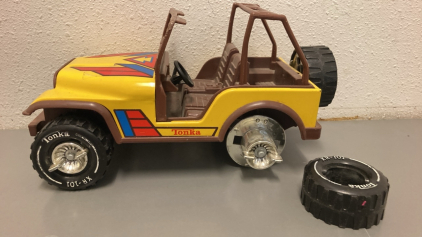 Antique Tonka Jeep w/ Dettachable Tires & Spare