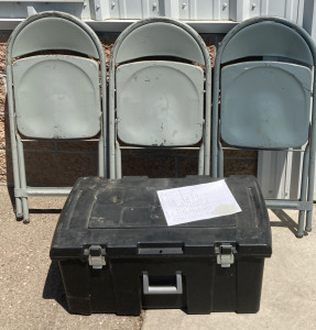 (3) Chairs & Tote