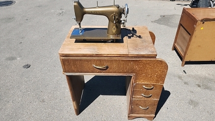 Vintage Sewing Machine, Free Westinghouse w/ Table -- Functional (BB51)