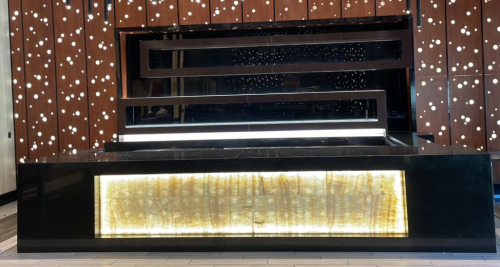 Large 219&rdquo;X128&rdquo;X119&rdquo; Bar & Lighted Display