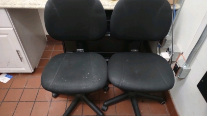 2'&frac12;"x2'4"x1'5&frac12;" Black Fileing Cabinet w/ (2) Black Rolling Office Chairs